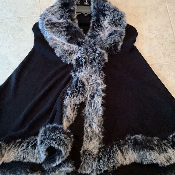 This & That black sweater poncho with two-tone faux fur (no arm holes/OSFM NWT - Picture 3 of 8